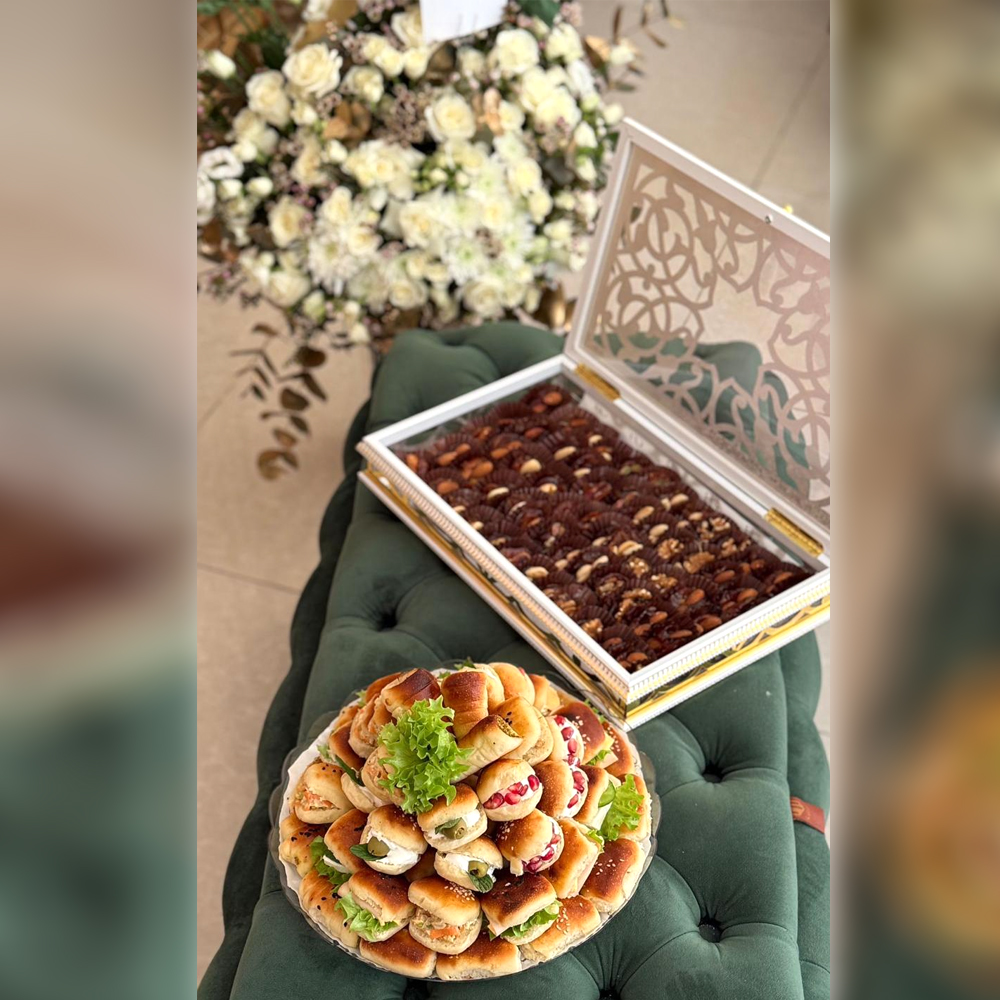 بوكس ورد مع تمر وفطاير رقم.16529