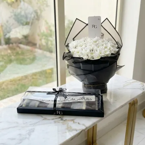 باقة ورد مع شال كشميري رقم.25705