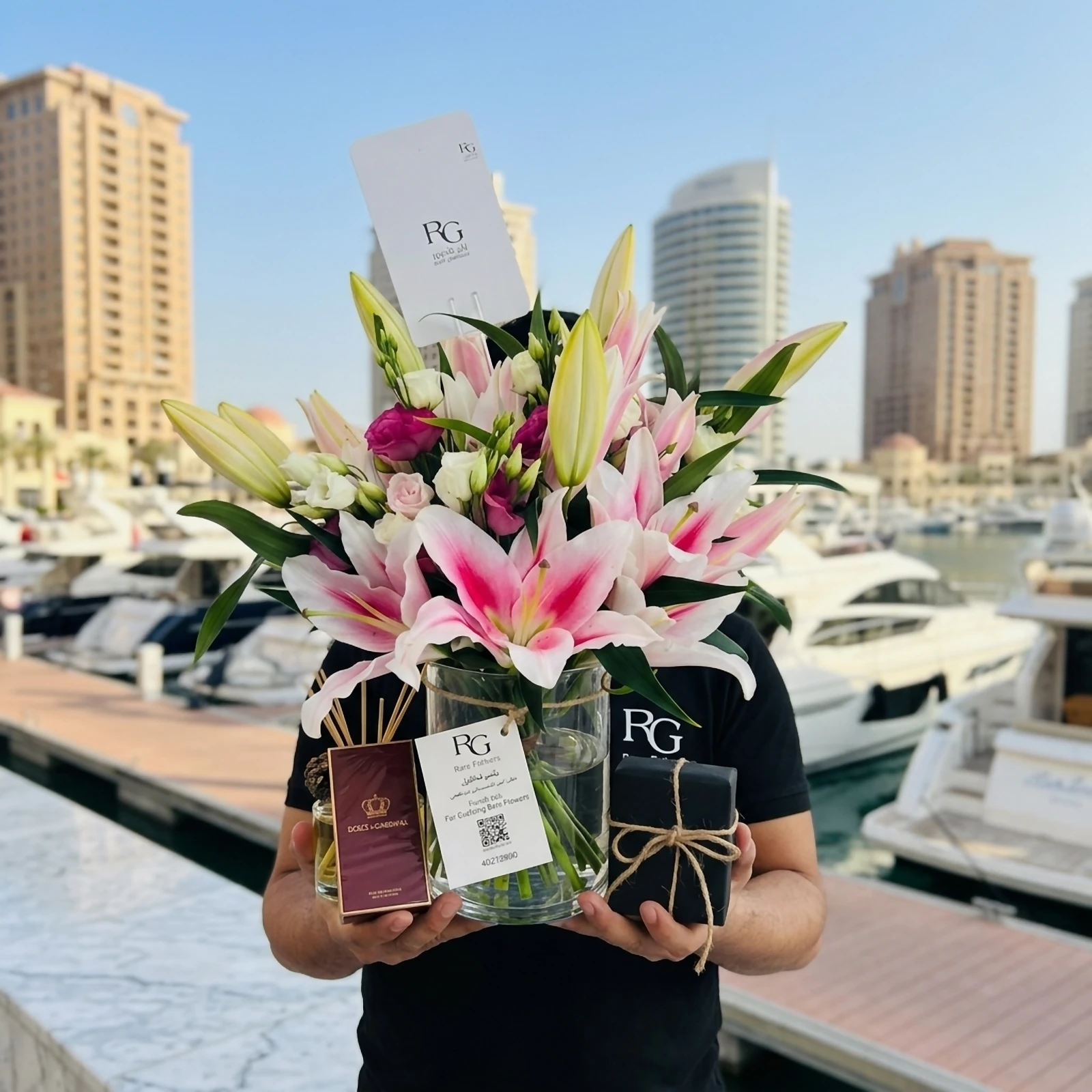 فازة ورد مع عطر دولتشي اند غابانا او دي بارفان 100 مل رقم.16264