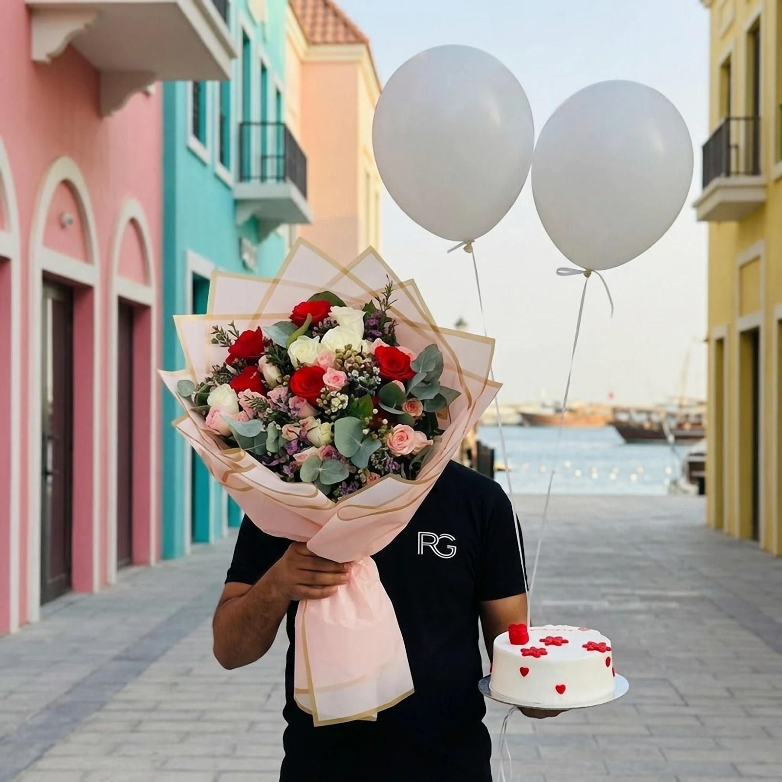 باقة ورد مع كيك و بالونات رقم.13099