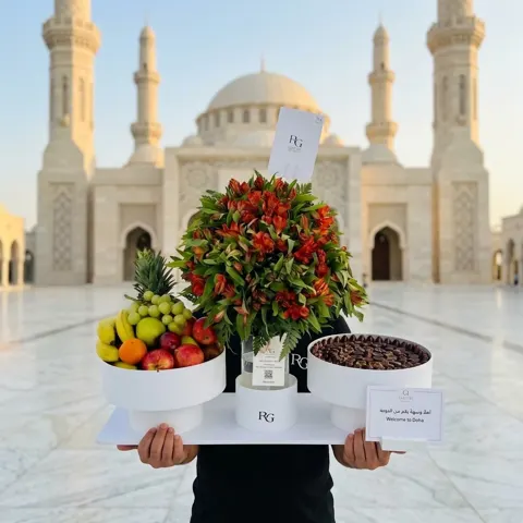 فازة ورد مع فواكه وشوكولاته رقم.17873