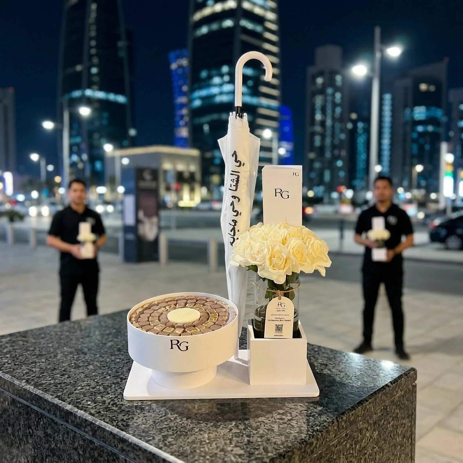 فازة ورد مع شوكولاته و مظلة رقم.25871