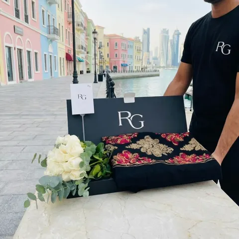بوكس ورد مع شال كشميري رقم.25419