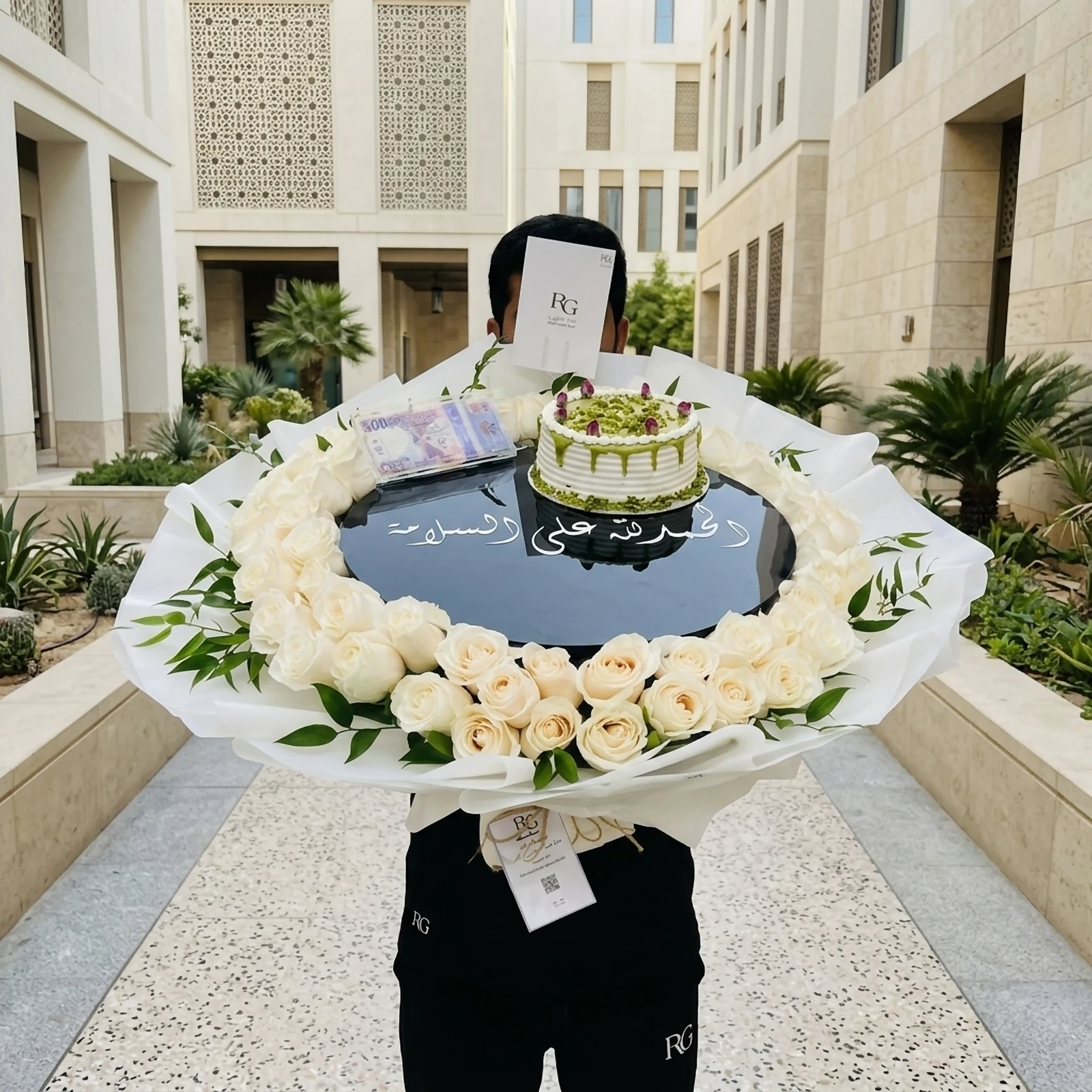 ورد مع كيك و فلوس رقم.9191