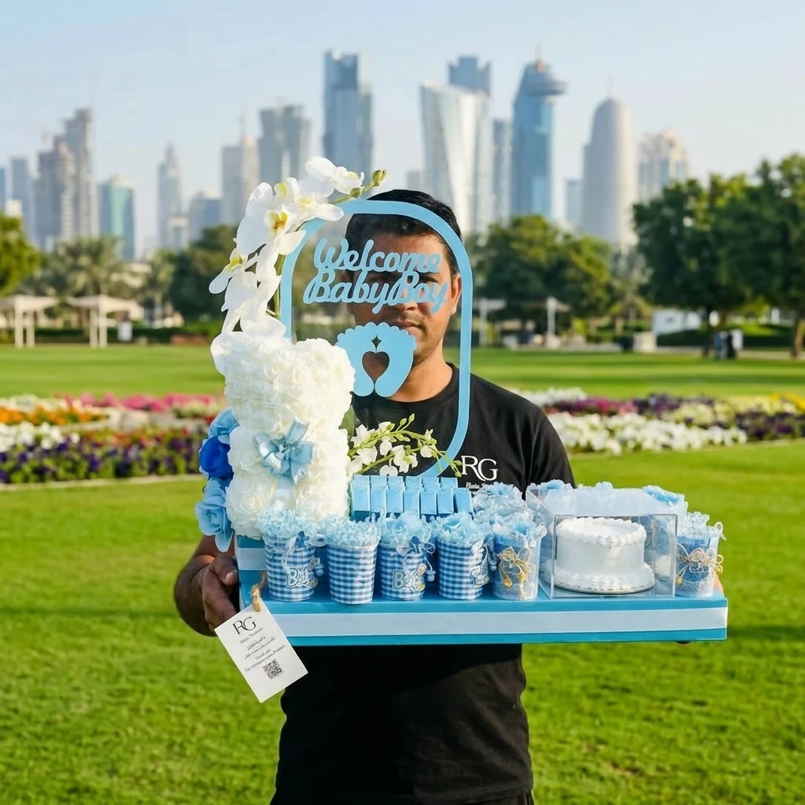 اكريليك ورد مع كيك ودبدوب وشوكولاته رقم.15656